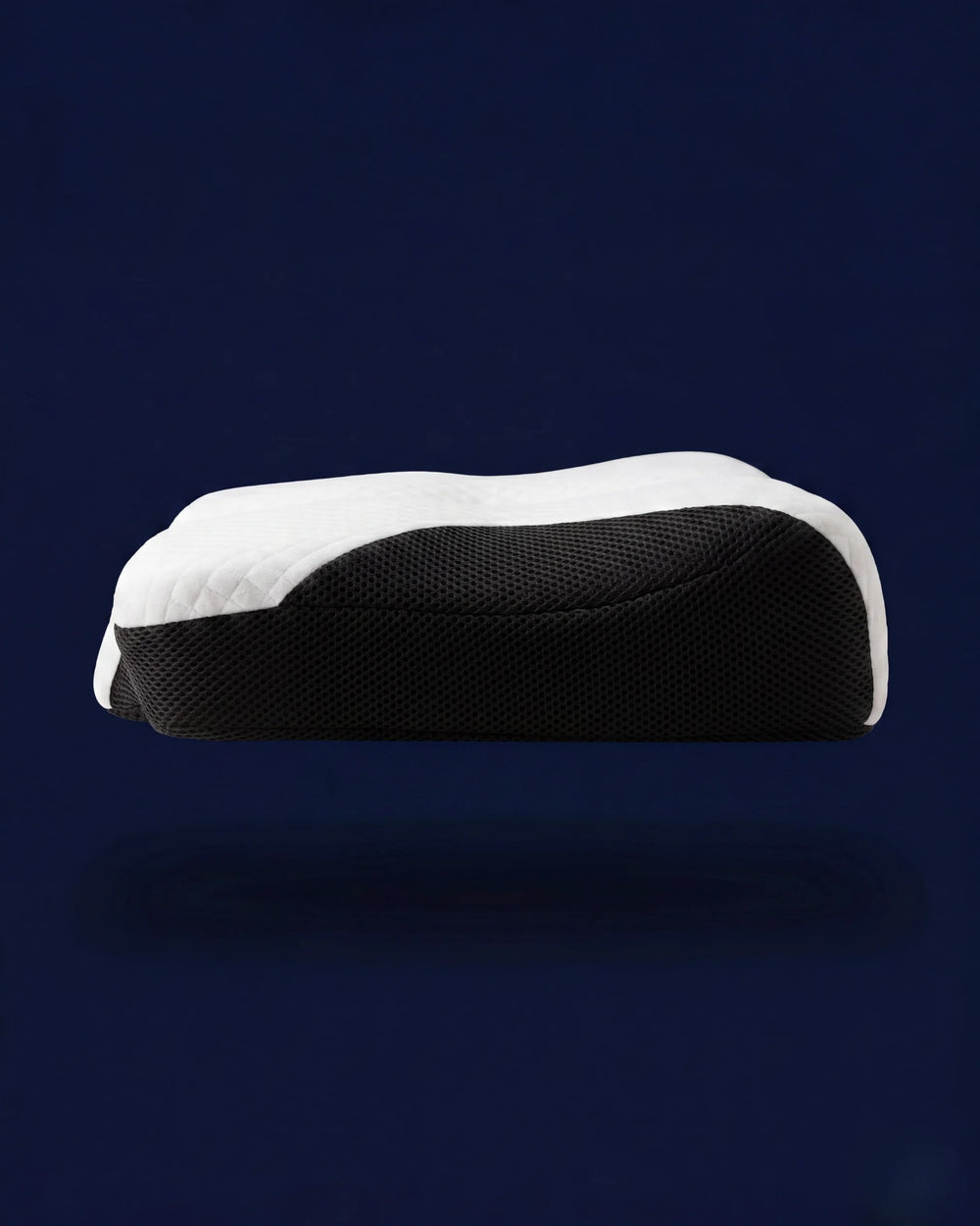 Vista lateral de almohada cervical ergonómica Noctura con diseño anatómico para mantener una correcta alineación del cuello.